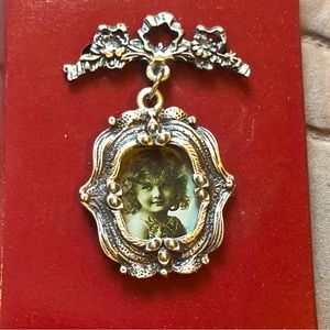 Pewter Brooch “Timeless Treasures” Photo frame with ornate design Still in box